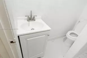 601 NE 180th St, Miami, FL 33162 - Photo 9