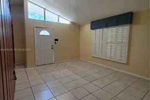 667 W Harbor Dr, Saint Petersburg, FL 33705 - Photo 3