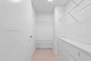 77 SE 5th St, Miami, FL 33131 - Photo 9