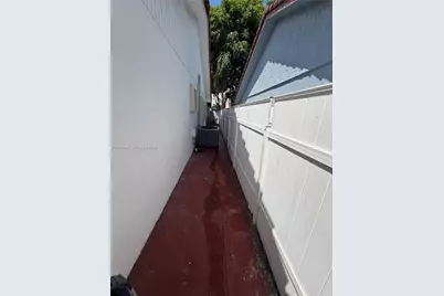 2121 W 54th St, Hialeah, FL 33016 - Photo 21