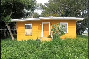 398 Cypress Ave, Pahokee, FL 33476 - Photo 1