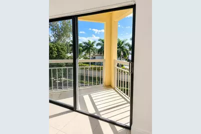 8290 Lake Dr #445, Doral, FL 33166 - Photo 5