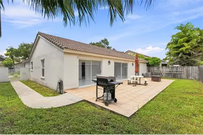 19181 NW 89th Ave, Hialeah, FL 33018 - Photo 3
