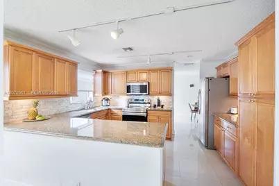 9602 NW 8th Cir, Plantation, FL 33324 - Photo 11