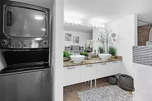 41 SE 5th St, Miami, FL 33131 - Photo 15