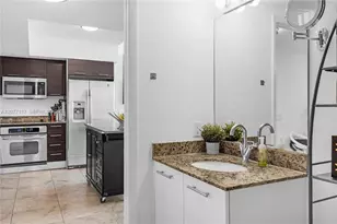 41 SE 5th St, Miami, FL 33131 - Photo 11