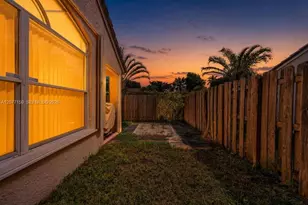 8021 SW 158th Pl, Miami, FL 33193 - Photo 3
