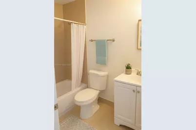 318 NE 166th St #318, Miami, FL 33162 - Photo 3