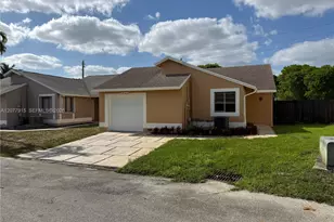 920 SW 111th Ave, Pembroke Pines, FL 33025 - Photo 1