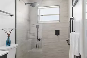 2485 NE 214th St, Miami, FL 33180 - Photo 23