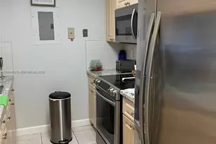 10135 NW 9th St Cir, Miami, FL 33172 - Photo 5