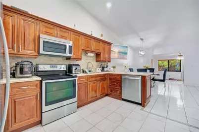 5670 W 20th Ct, Hialeah, FL 33016 - Photo 9