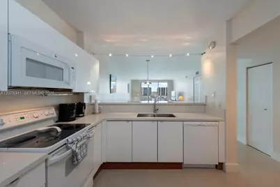 18100 N Bay Rd #1009, Sunny Isles Beach, FL 33160 - Photo 5