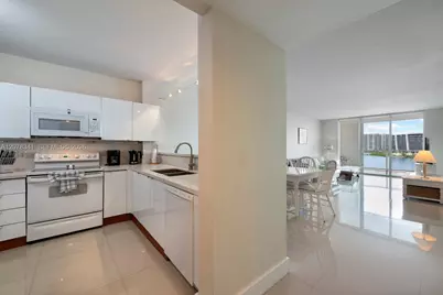 18100 N Bay Rd #1009, Sunny Isles Beach, FL 33160 - Photo 3