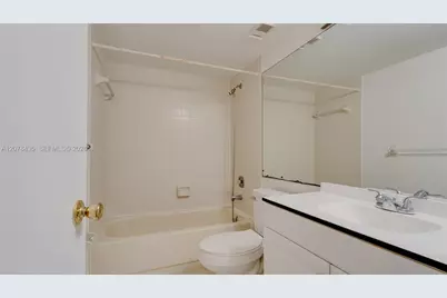 114 Lake Emerald Dr #409, Oakland Park, FL 33309 - Photo 9