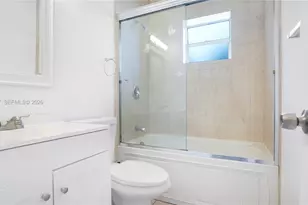 903 NE 2nd St, Hallandale Beach, FL 33009 - Photo 23