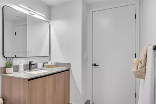 121 NE 5th St, Miami, FL 33132 - Photo 17