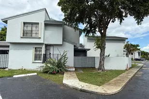 746 NW 105th Pl, Miami, FL 33172 - Photo 1