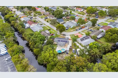 8330 NW 3rd St, Pembroke Pines, FL 33024 - Photo 27