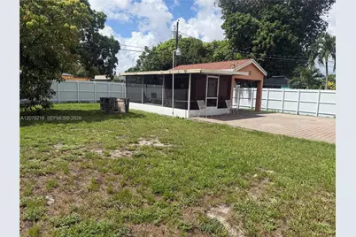 962 E 19th St, Hialeah, FL 33013 - Photo 5