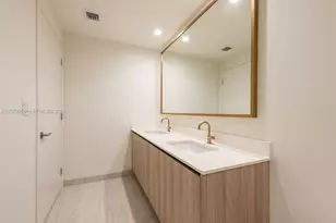 77 SE 5th St, Miami, FL 33131 - Photo 17