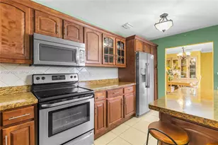 311 SW 70th Terrace, Pembroke Pines, FL 33023 - Photo 3