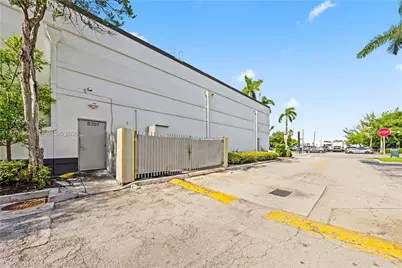 8399 NW 12th St, Doral, FL 33126 - Photo 17