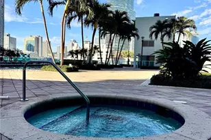 41 SE 5th St, Miami, FL 33131 - Photo 29