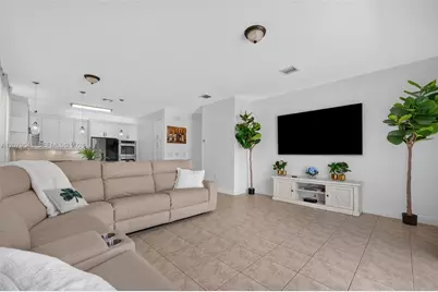 18051 SW 41st St, Miramar, FL 33029 - Photo 11