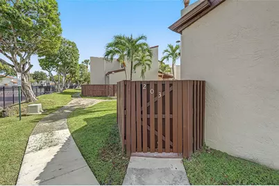 10300 NW 9th St Cir #203, Miami, FL 33172 - Photo 27