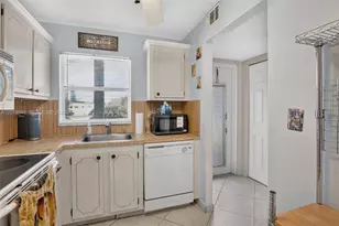 9261 Sunrise Lakes Blvd, Sunrise, FL 33322 - Photo 9
