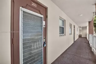 9261 Sunrise Lakes Blvd, Sunrise, FL 33322 - Photo 5