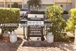 410 SE 2nd St, Hallandale Beach, FL 33009 - Photo 11