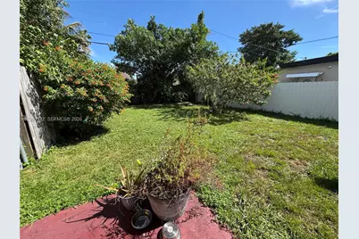 1075 NW 100th St, Miami, FL 33150 - Photo 21