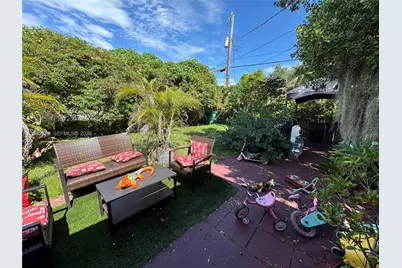 1075 NW 100th St, Miami, FL 33150 - Photo 19