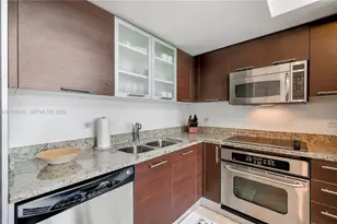 41 SE 5th St, Miami, FL 33131 - Photo 3