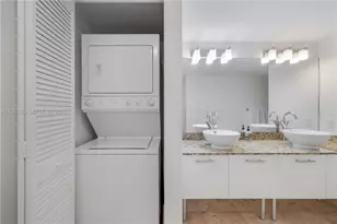 41 SE 5th St, Miami, FL 33131 - Photo 9
