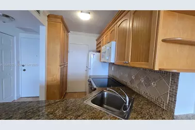 2899 Collins Ave #1005, Miami Beach, FL 33140 - Photo 19