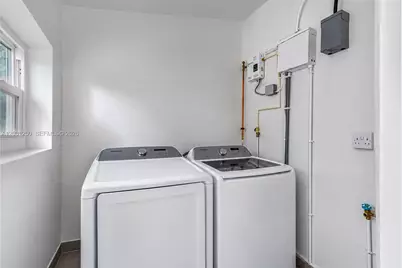 627 SW 7th Ave, Hallandale Beach, FL 33009 - Photo 13