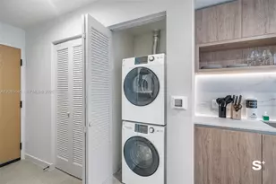 11 NE 6th St, Miami, FL 33132 - Photo 13