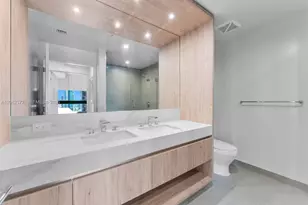 11 NE 6th St, Miami, FL 33132 - Photo 13