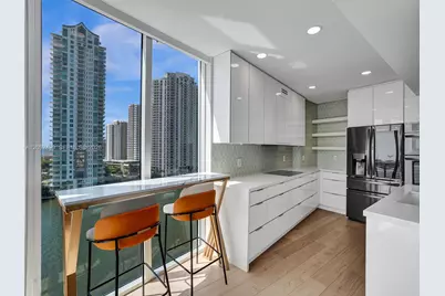 325 S Biscayne Blvd #1423, Miami, FL 33131 - Photo 3
