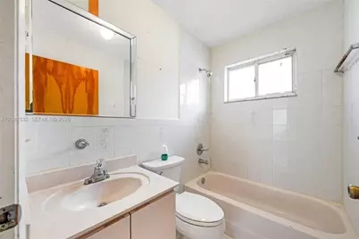 7627 W 34th Ct, Hialeah, FL 33018 - Photo 13