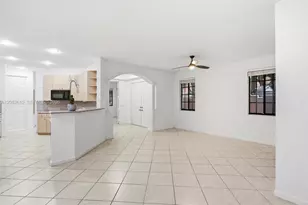 2890 Kinsington Cir, Weston, FL 33332 - Photo 11