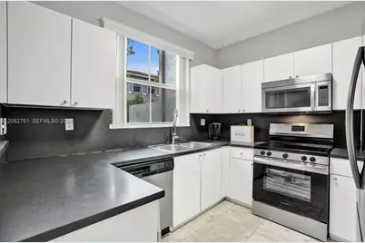 220 Riverwalk Cir, Sunrise, FL 33326 - Photo 15