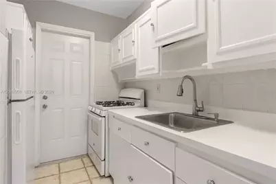 8129 Abbott Ave #10, Miami Beach, FL 33141 - Photo 7