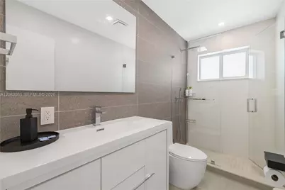 1104 N 13th Ter, Hollywood, FL 33019 - Photo 17