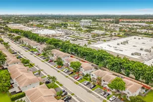 10554 NW 3rd St, Pembroke Pines, FL 33026 - Photo 23