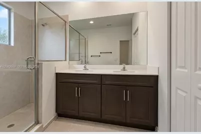 1100 SE 26th Ter, Homestead, FL 33035 - Photo 17