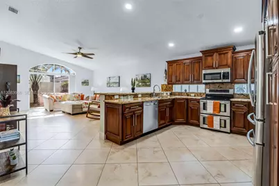 1387 SW 181st Ave, Pembroke Pines, FL 33029 - Photo 5